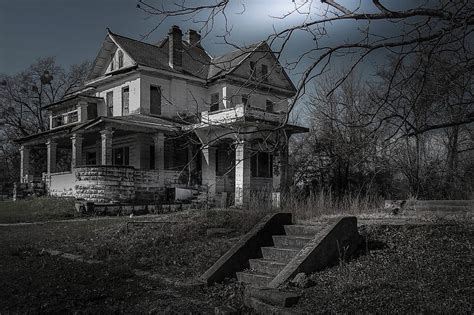 The Curse of Wutch Mansion: An Unsettling Spectral Presence